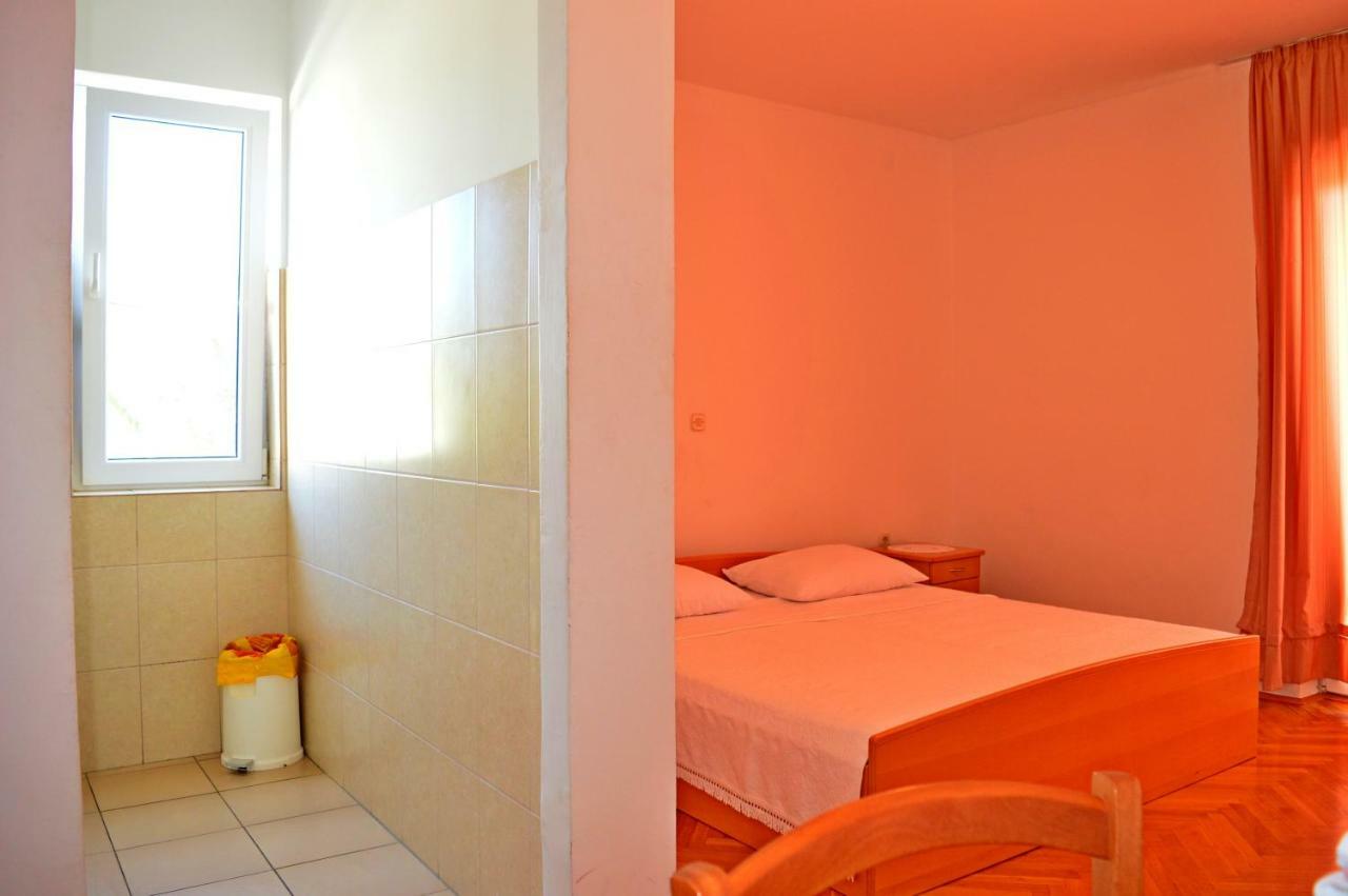 Apartments Macak Novalja Ruang foto