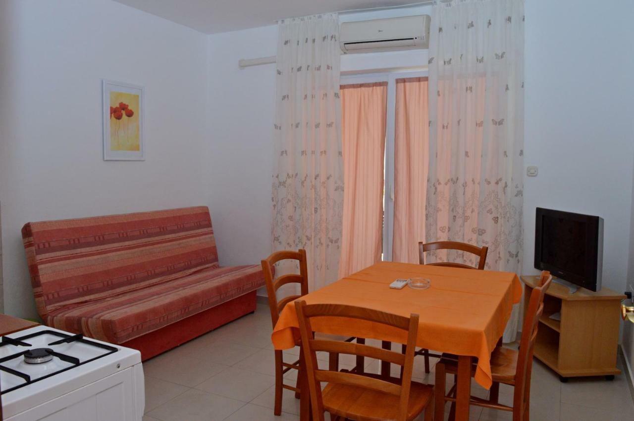 Apartments Macak Novalja Bagian luar foto
