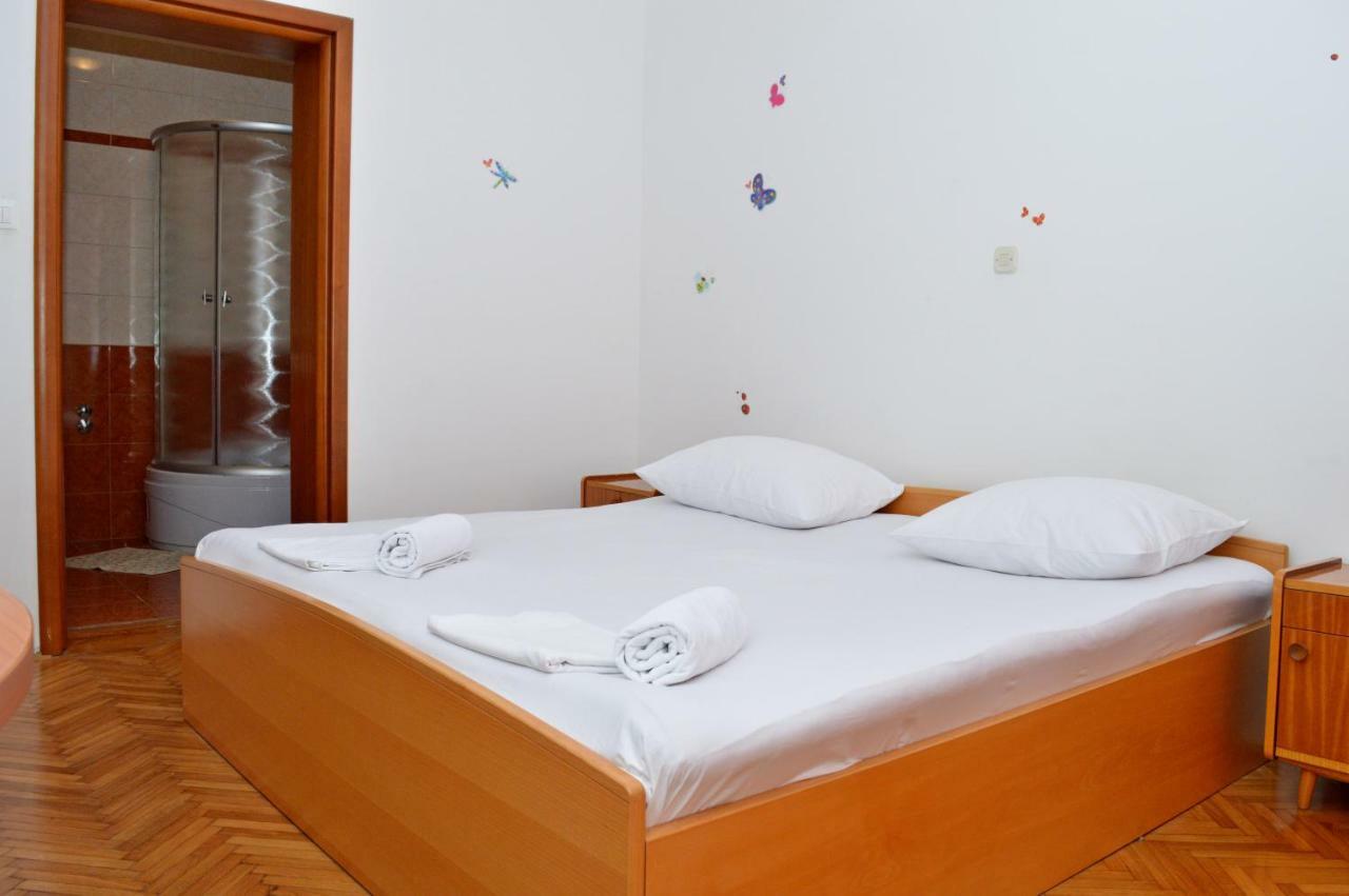 Apartments Macak Novalja Bagian luar foto