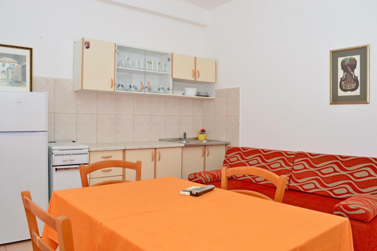 Apartments Macak Novalja Bagian luar foto